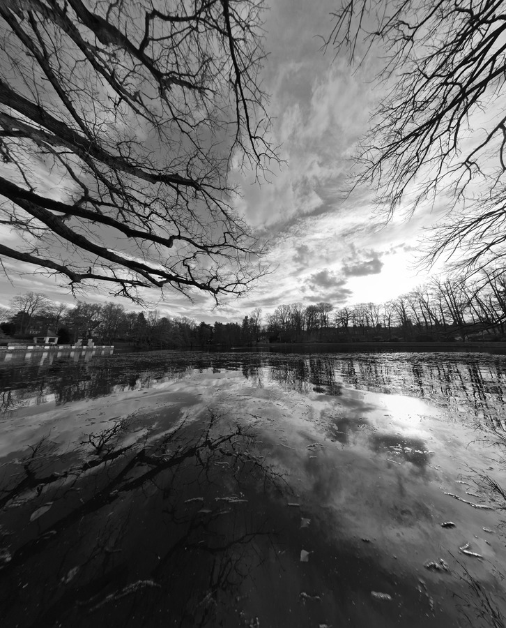 Ein stimmungsvolles schwarz weiß Foto vom Aachener Hangeweiher. (c) 2026